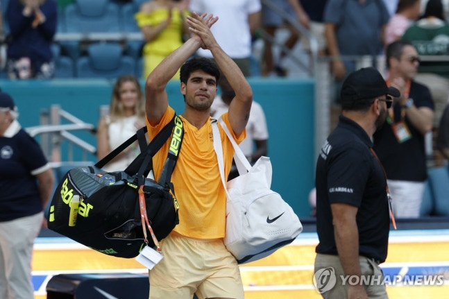 탈락 후 코트를 떠나는 알카라스 / 사진=연합뉴스