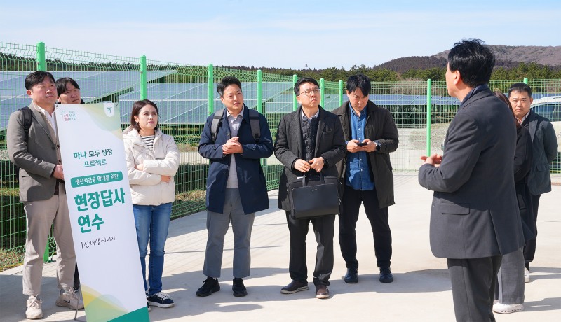 하나은행은 지난 20일 제주도 일대의 신재생에너지 발전단지를 방문해 생산적 금융 실행력 강화를 위한 ‘국가 첨단전략산업 현장연수‘를 실시했다. 이날 현장연수에 참여한 하나은행 심사역과 기업금융전문역(RM) 직원들이 제주도 서귀포시 소재 가시리태양광발전소에서 사업구조에 대한 설명을 듣고 있다./하나은행