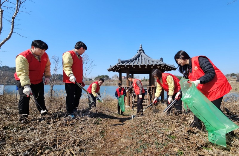 *지난 20일 ㈜하림 정호석 데표이사를 비롯한 임직원들이 제34회 세계 물의 날을 맞아 전북 익산시 금마저수지 일대를 찾아 환경정화 활동을 펼치고 있다. (사진=하림 제공)