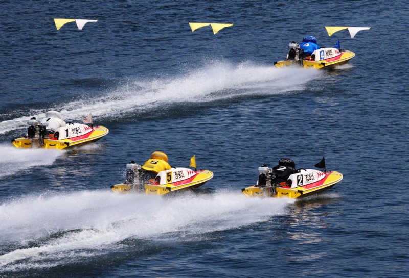 미사경정장에서 모터보트에 탄 선수들이 수면 위를 질주하고 있다.