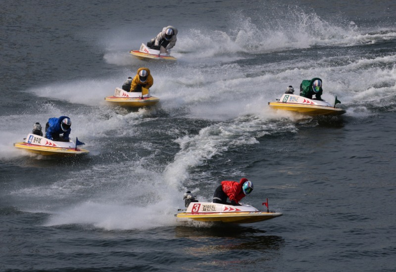 몽키턴을 하며 턴마크를 선회하는 선수들