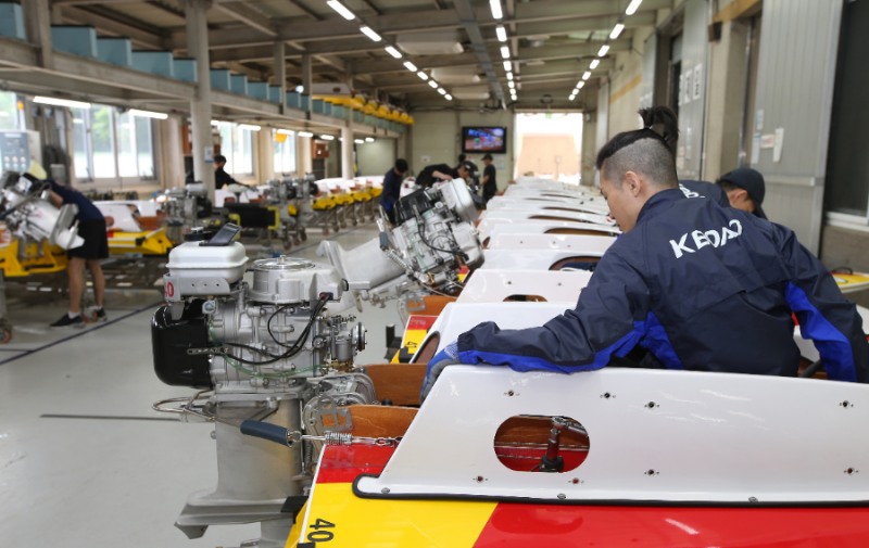 미사경정장에서 선수들이 최고의 기량을 선보이기 위해 모터보트를 정비하고 있다.