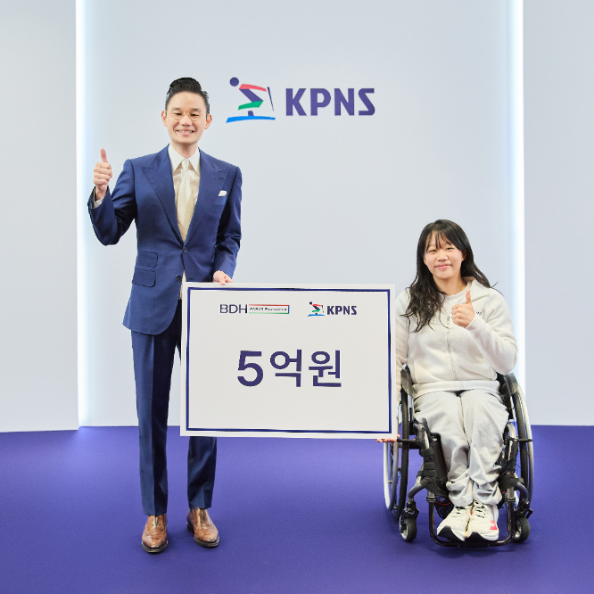 배동현 회장, 김윤지 선수에게 포상금 5억 원 쾌척