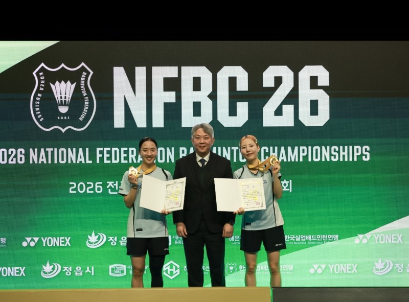 MG새마을금고 배드민턴단 박혜은 선수(좌), 강경진 감독(가운데), 이승희 선수(우)가 2026 전국연맹종별 배드민턴선수권대회에서 여자복식 우승을 차지한 후 기념촬영을 하고 있다./MG새마을금고