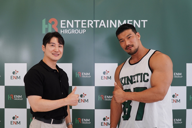 HR엔터테인먼트㈜ 심하늘 총괄 이사(왼쪽)와 IFBB 프로 조정현 선수(오른쪽)가 기념 촬영을 하고 있다. 채널은 초기부터 구독자 1만 명을 돌파하며 빠르게 성장하고 있다. / 사진=HR엔터테인먼트㈜ 제공