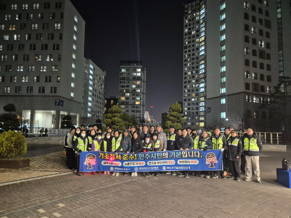 연수경찰서장을 비롯해 연수구 자율방범연합대장, 인천글로벌캠퍼스 캠퍼스 보안관 및 학생들로 구성된 캠퍼스폴리스 등이 야간합동 순찰 후 기념촬영을 하고 있다.
