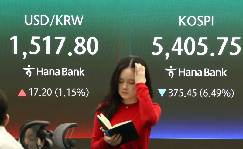 23일 서울 중구 하나은행 본점 딜링룸 전광판에 환율과 코스피가 표시돼있다. 이날 원/달러 환율은 16.7원 오른 1517.3원, 코스피는 전장보다 375.45포인트(6.49%) 내린 5405.75로 거래를 마감했다./연합뉴스