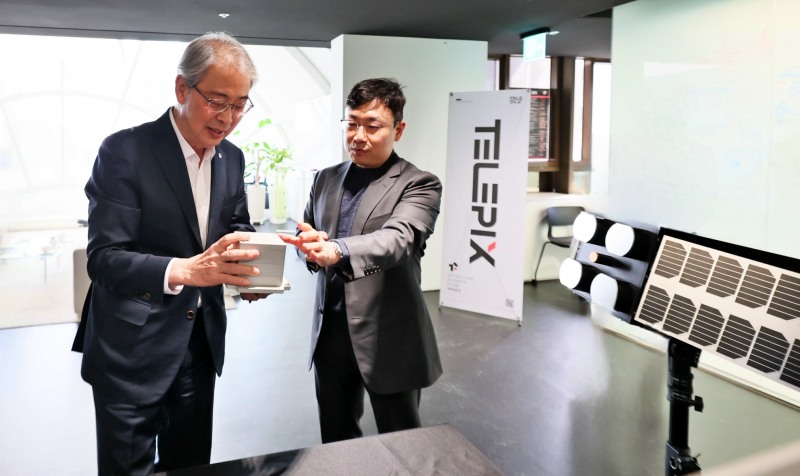 우리금융그룹 임종룡 회장(왼쪽)이 23일 서울 여의도 텔레픽스 본사에서 조성익 대표(오른쪽)에게 제품 설명을 듣고 있다./우리금융그룹