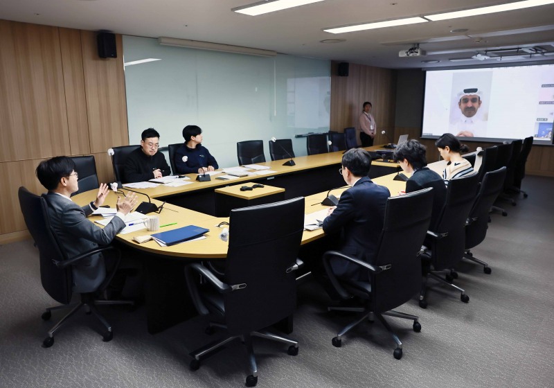 김정관 산업통상자원부 장관이 지난 20일 정부세종청사에서 사드 빈 셰리다 알카비 카타르 에너지담당 국무장관과 화상 면담을 하고, 한국에 대한 LNG 장기 도입 계약의 차질 없는 이행을 당부하고 있다(산업통상자원부 제공)