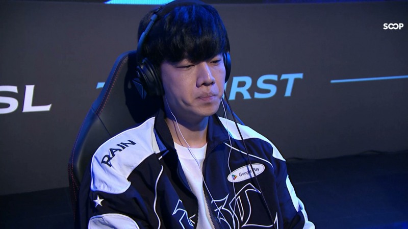 정윤종이 테란들의 견제를 뚫고 A조 1위로 16강에 진출했다(출처=대회 실황 캡처).