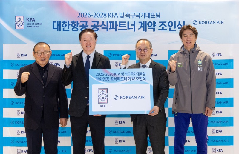 대한항공과 대한축구협회는 23일 오전 인천국제공항 제2여객터미널에서 우리나라 축구 국가대표팀 공식 파트너 계약 조인식을 열었다. 사진은 조인식에 참석한 우기홍 대한항공 부회장(왼쪽에서 두 번째), 이용수 대한축구협회 상근부회장(왼쪽에서 세 번째), 박항서 대한축구협회 부회장(왼쪽에서 첫 번째), 홍명보 한국 축구대표팀 감독(왼쪽에서 네 번째)이 기념사진을 촬영하는 모습