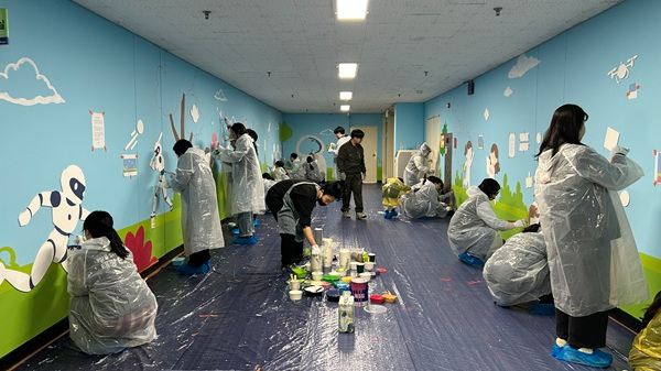 사진=굿피플과 고려저축은행은 부산 동구 동일중앙초등학교에서 아동의 안전하고 쾌적한 교육환경 조성을 위해 교내 실내벽화 조성 사업을 진행했다.