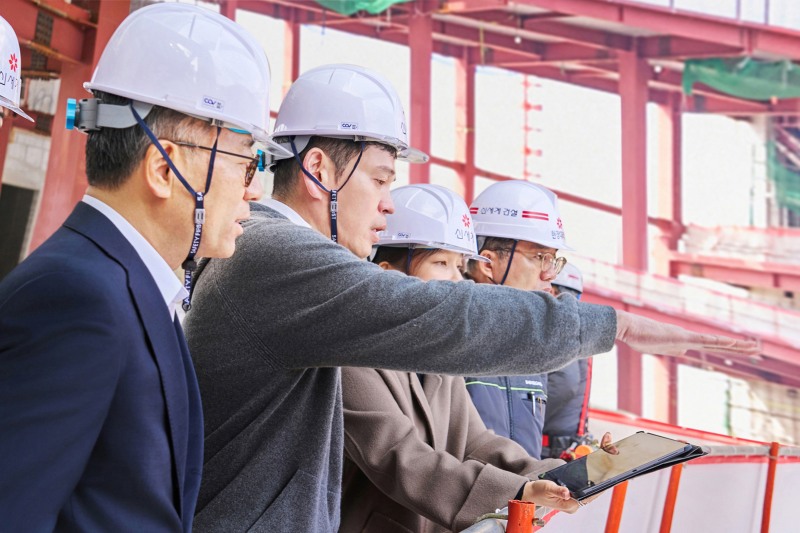 정용진 신세계 회장(왼쪽 두번째). /신세계
