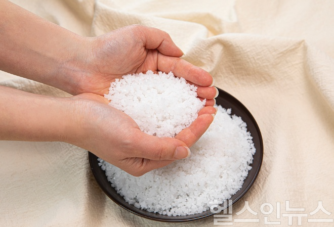 소금은 필수 영양소지만 과다 섭취 시 건강에 부담을 줄 수 있어 주의가 필요하다. (이미지 제공=클립아트코리아)