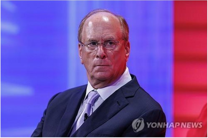 래리 핑크 블랙록 CEO는 23일(현지시간) "AI는 이미 자리를 잡았다"며 이에 대한 투자 참여를 촉구했다. 사진=EPA, 연합뉴스