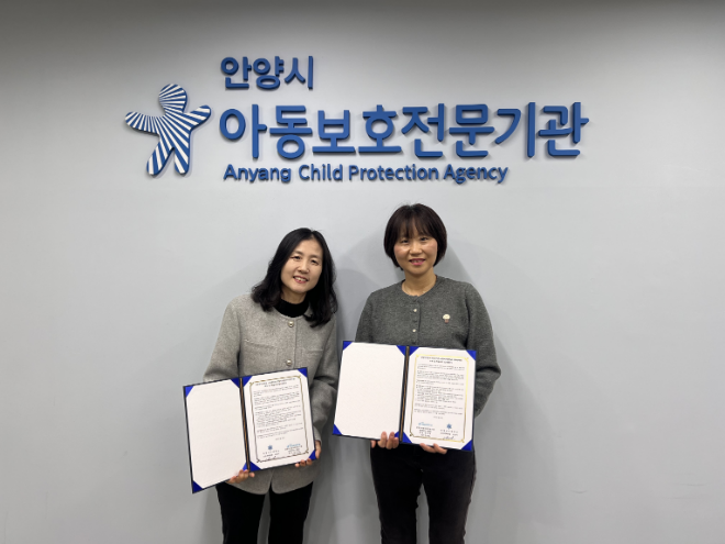 숙명여대 교육대학원 상담교육전공이 지난 20일(금), 안양시아동보호전문기관과 학대 피해 아동의 상담 및 치료 지원을 위한 업무협약(MOU)을 체결했다. (왼쪽부터) 최서윤 숙명여대 교육대학원 상담교육전공 교수, 박지연 안양시아동보호전문기관 관장. (사진제공=숙명여대)