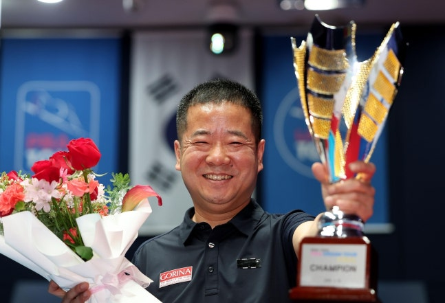 드림투어 우승 트로피를 든 이종주 / 사진=PBA 제공. 연합뉴스