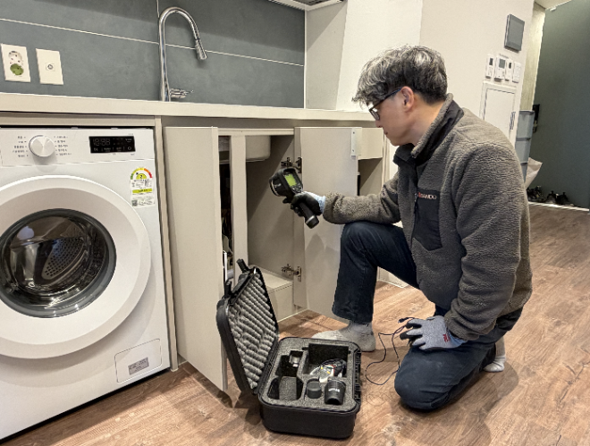 반도건설 입주단지 방문, 하자 민원 세대 상부장 경첩 보수 작업 모습