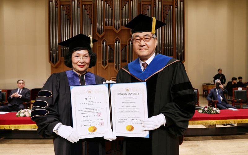 안순철 단국대 총장(오른쪽)이 쿠닝 파타마 리스와드트라쿨IOC위원에게 명예경제학박사를 수여했다. (사진제공=단국대)