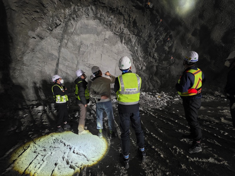 국가철도공단 강원본부가 24일 ‘여주~원주 철도건설사업’ 현장에서 터널 안전·품질 합동점검을 하고 있다./국가철도공단 강원본부