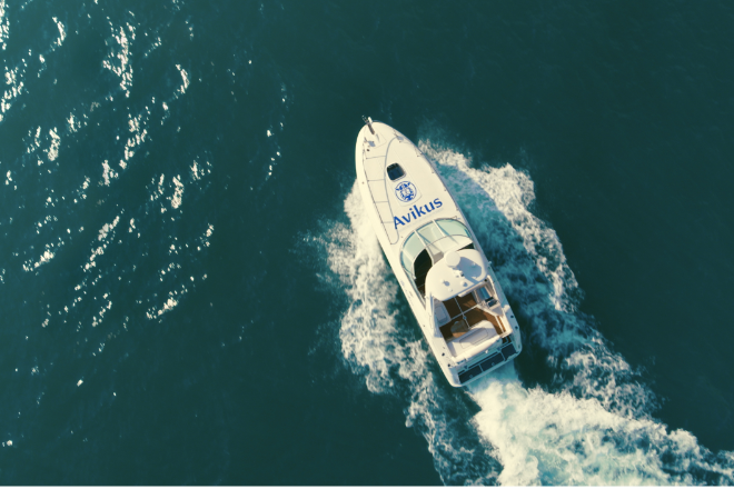 아비커스의 자율운항시스템이 설치된 레저용 보트가 자율운항을 하고 있다. 사진= HD현대