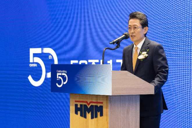 최원혁 HMM 대표가 24일 여의도 본사에서 개최한 ‘HMM 50주년 기념식’에서 새로운 비전 ‘Move Beyond Maritime’을 선포하고 있다. 사진= HMM