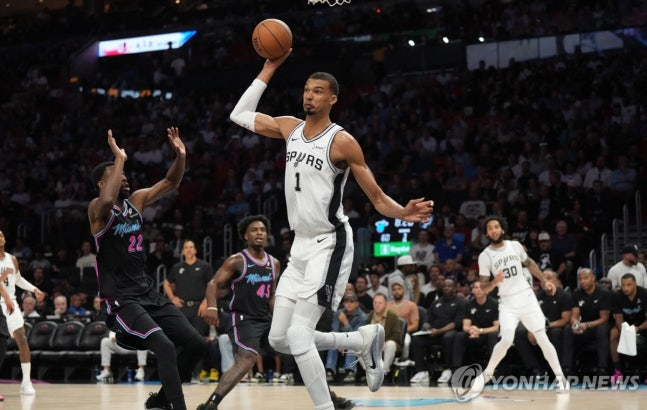 마이애미와의 경기에 출전한 웸반야마(1번) / 사진=연합뉴스