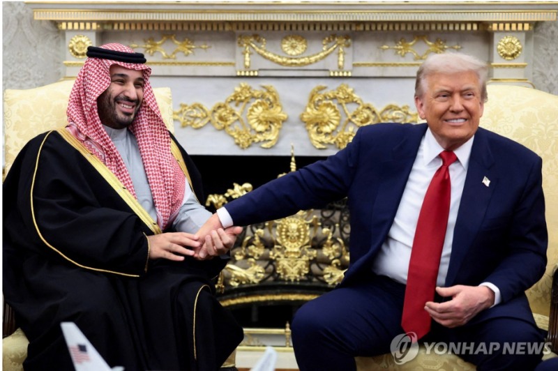 사우디의 실질적 지도자인 빈살만 왕세자는 미국에게 이란과의 전쟁을 지속할 것을 촉구했다고 뉴욕타임스가 복수의 소식통을 인용, 보도했다. 사진=로이터통신, 연합뉴