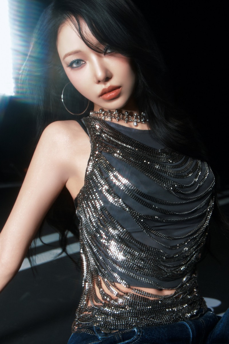 카드 전소민, 첫 EP ‘UNVEIL’ 콘셉트 포토 공개…‘치명+세련’ 강렬 비주얼 변신