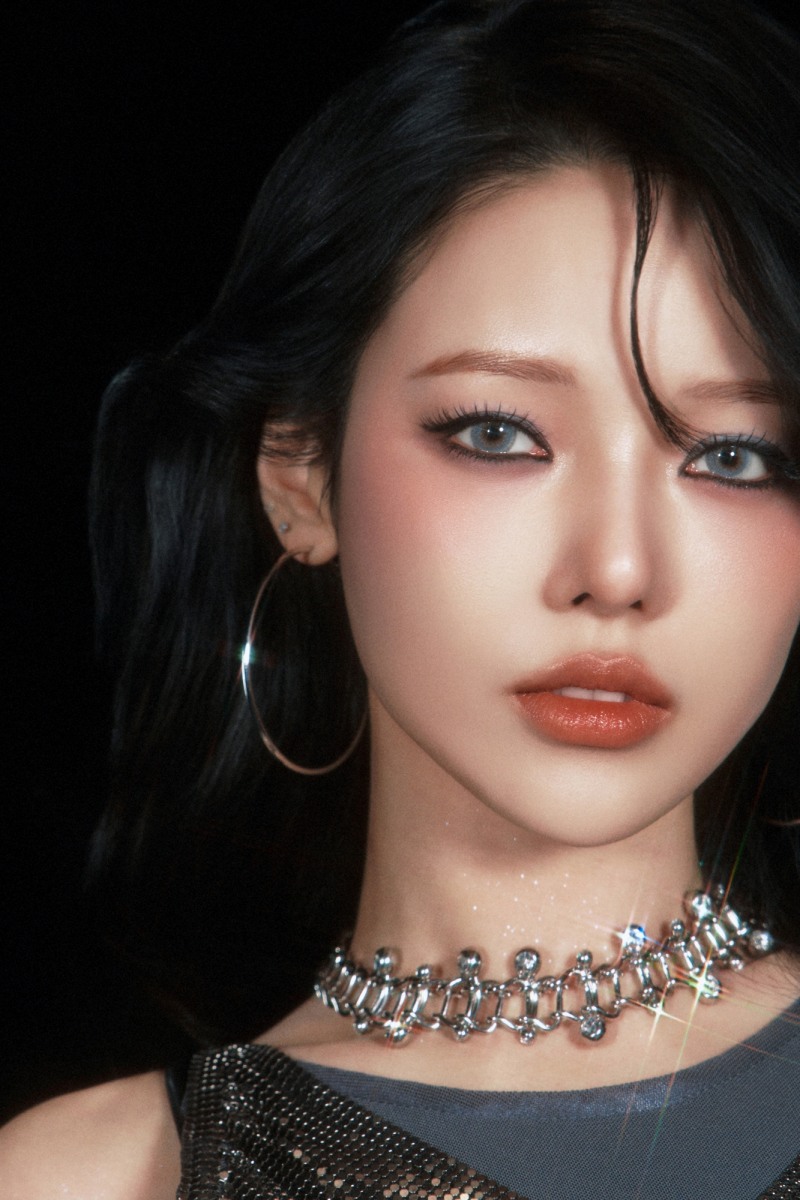 카드 전소민, 첫 EP ‘UNVEIL’ 콘셉트 포토 공개…‘치명+세련’ 강렬 비주얼 변신