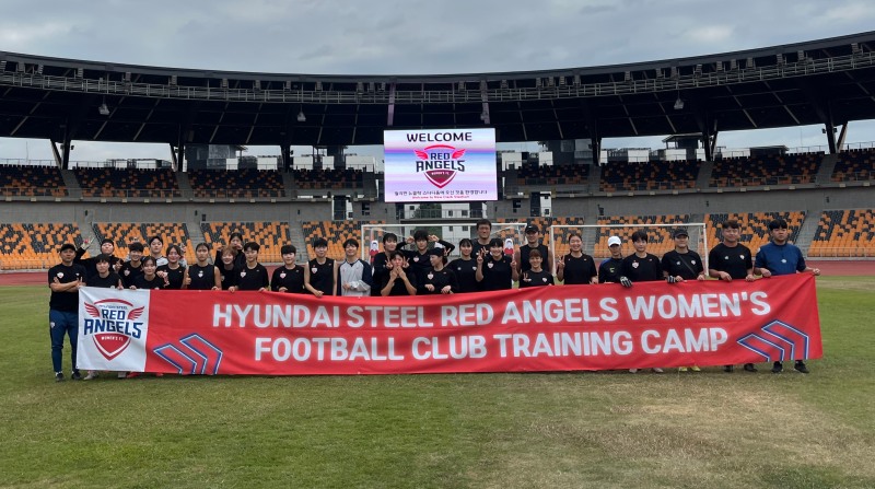 올해 초 필리핀 전지훈련에 참가한 인천 현대제철 레드엔젤스 선수들이 기념사진을 촬영하고 있다./현대제철