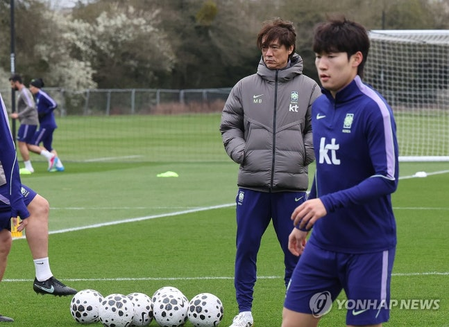 훈련 지켜보는 홍명보 감독 / 사진=연합뉴스