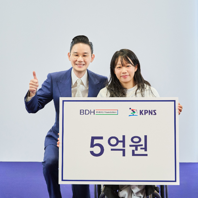 배동현 회장(왼쪽)이 김윤지 선수(오른쪽)와 기념사진을 촬영하고 있다.