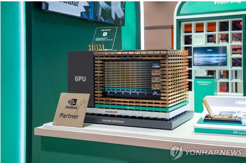 SK하이닉스 고대역폭메모리(HBM) 17단 내부 구조. 사진=SK하이닉스, 연합뉴스