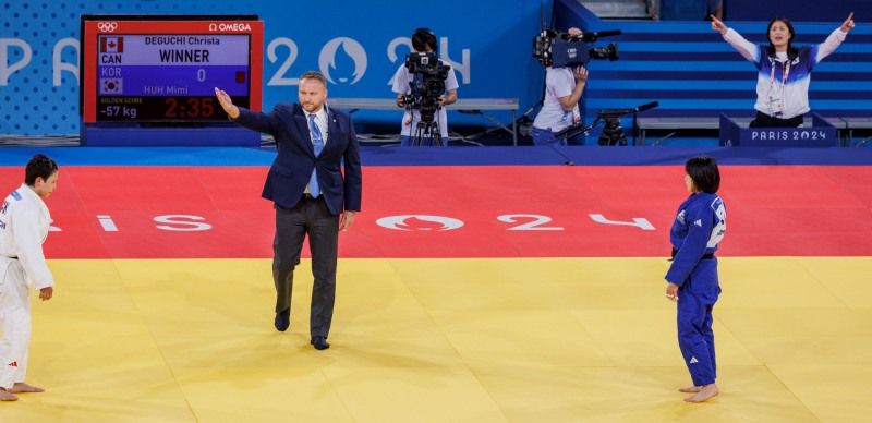 결승 연장 중이었는데, 반칙패로 패배하는 허미미. 사진(파리=연합뉴스)
