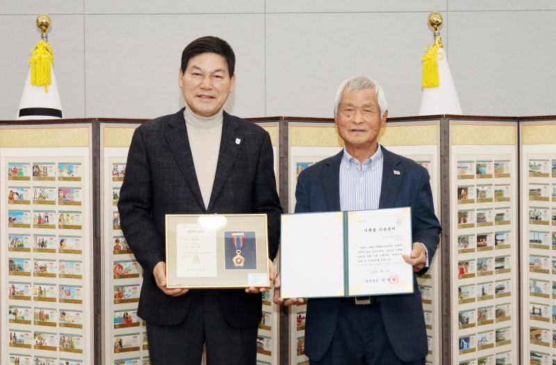 왼쪽부터 정철원 담양군수와 임홍균 기증자 (사진제공=담양군)