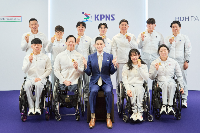 사진=배동현 회장(앞줄 가운데)과 국가대표 선수단이 기념사진을 촬영하고 있다.