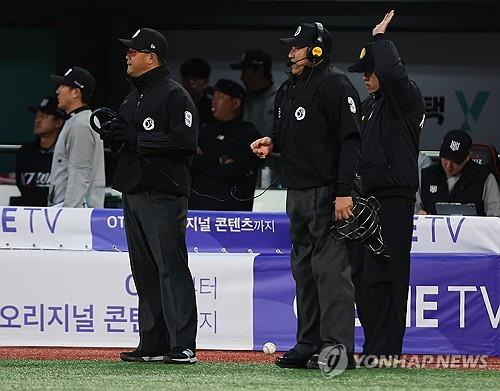 비디오 판독하는 심판들. 사진=연합뉴스