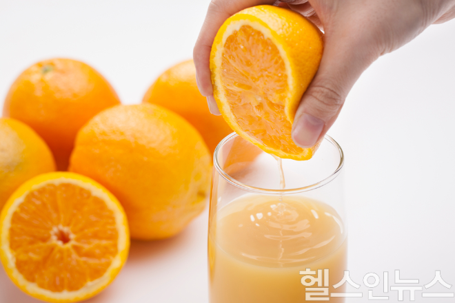 과일주스는 산성과 당분이 함께 포함돼 치아 건강에 영향을 줄 수 있다. (이미지 제공=클립아트코리아)