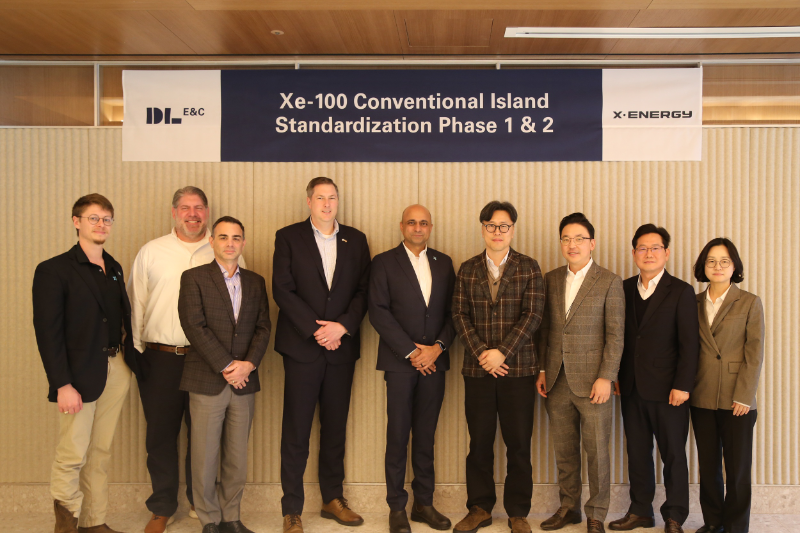 DL이앤씨와 글로벌 SMR 기업 엑스에너지의 설계 계약 기념 사진./DL이앤씨