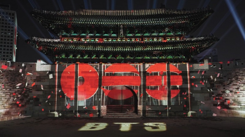 국경 넘은 BTS의 ‘아리랑’…런던·뉴욕 랜드마크 점령한 역대급 컴백…전 세계를 축제의 장으로