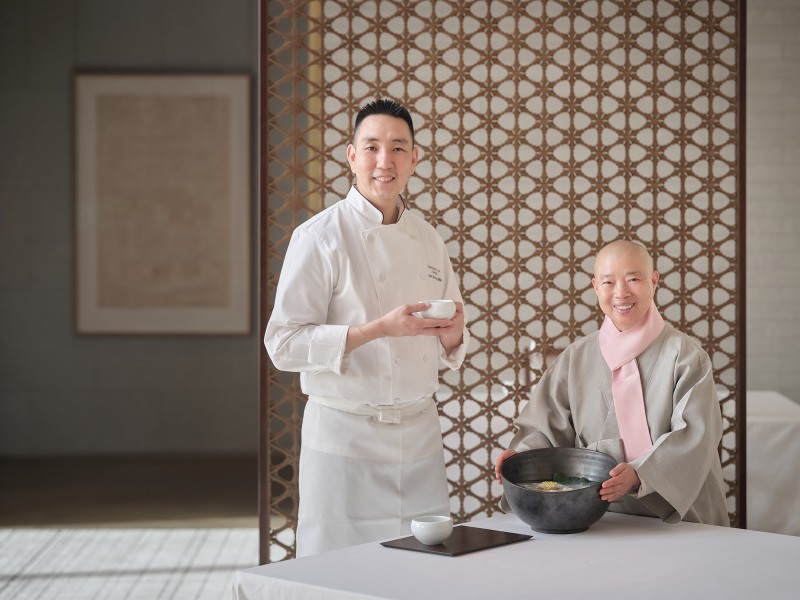 정관스님(오른쪽)과 차도영 라연 헤드 셰프. /사진=호텔신라
