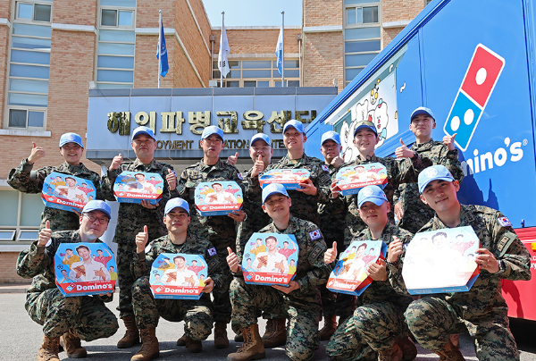 도미노피자, 한빛부대에 파티카로 피자 전달