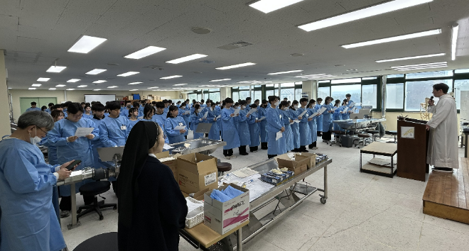 지난 20일, 가톨릭관동대 의대생 120명이 해부학 실습 전 시신 기증자 위한 '말씀 전례' 거행식 모습. (사진제공=가톨릭관동대)