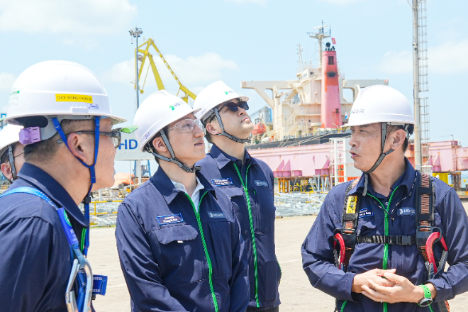 정기선 HD현대 회장(왼쪽 두 번째)이 25 베트남 중남부에 위치한 HD현대에코비나를 찾아 현장 설비와 안전 시설물을 점검하고 있다. 사진= HD현대