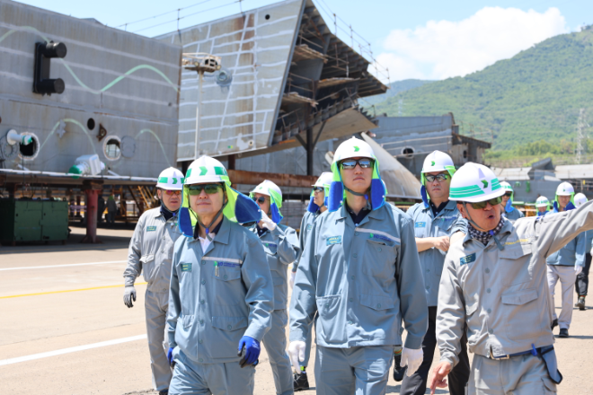 정기선 HD현대 회장(앞줄 가운데)이 24일 베트남 칸호와성에 위치한 HD현대베트남조선을 찾아 현장 설비와 안전 시설물을 점검하고 있다. 사진= HD현대