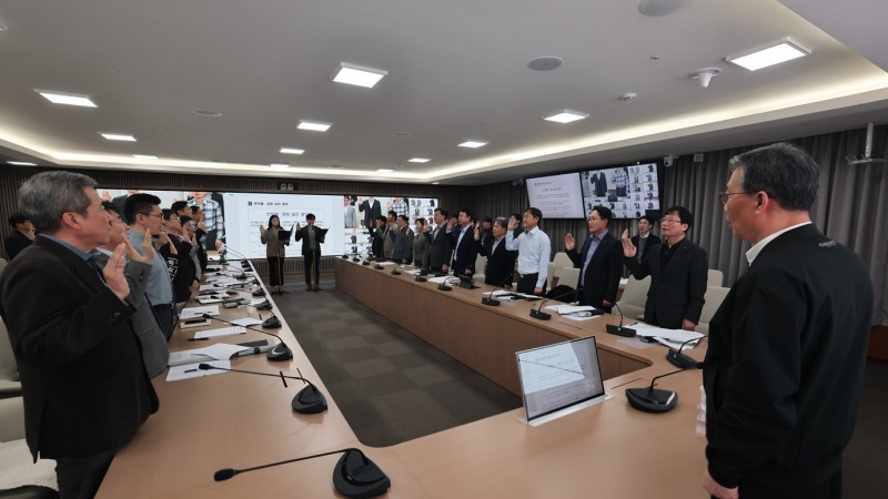 코레일이 26일 오전 대전 본사 영상회의실에서 ‘반부패·청렴 추진 협의회’를 열고, 공정하고 투명한 직무수행을 다짐하는 ‘반부패·청렴 결의문’을 발표했다./코레일