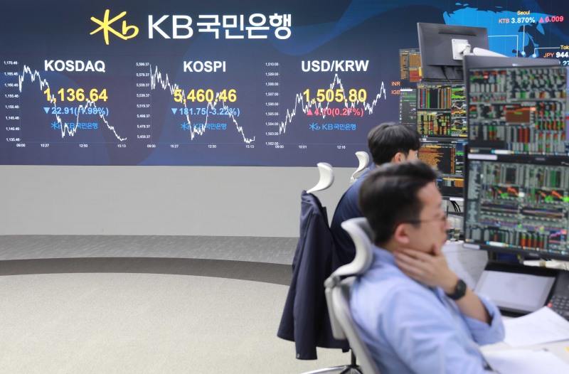 26일 15시 30분경 KB국민은행 딜링룸 전광판./KB국민은행