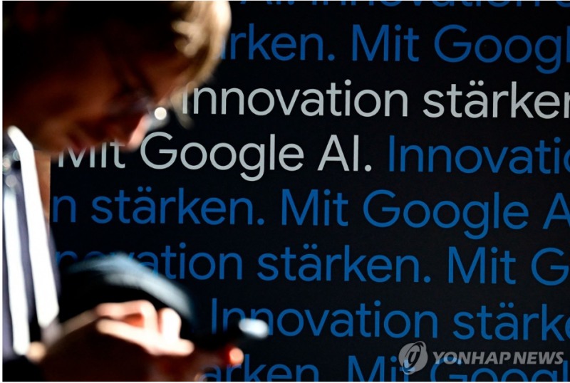 구글은 메모리 수요를 최대 6배까지 줄일 수 있는 새 알고리즘인 '터보 퀀트'를 도입했다고 밝혔다. 사진=AFP, 연합뉴스