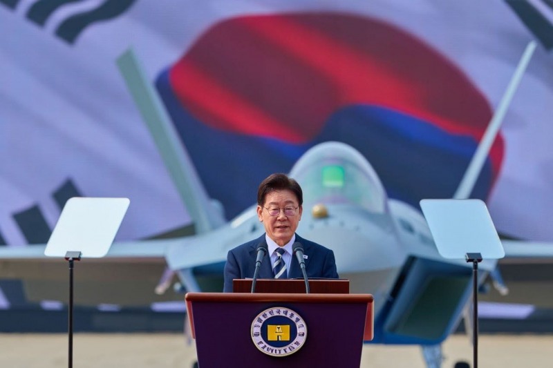 이재명 대통령은 25일 경남 사천 한국항공우주산업(KAI)에서 열린 KF-21 양산 1호기 출고식에서 “우리의 독자 기술로 설계하고 우리 손으로 완성한 한국형 최첨단 전투기”라며 “하늘에서도 대한민국 스스로의 힘으로 평화를 지키는 자주국방의 시대를 열었다”고 말했다(출처: 청와대)